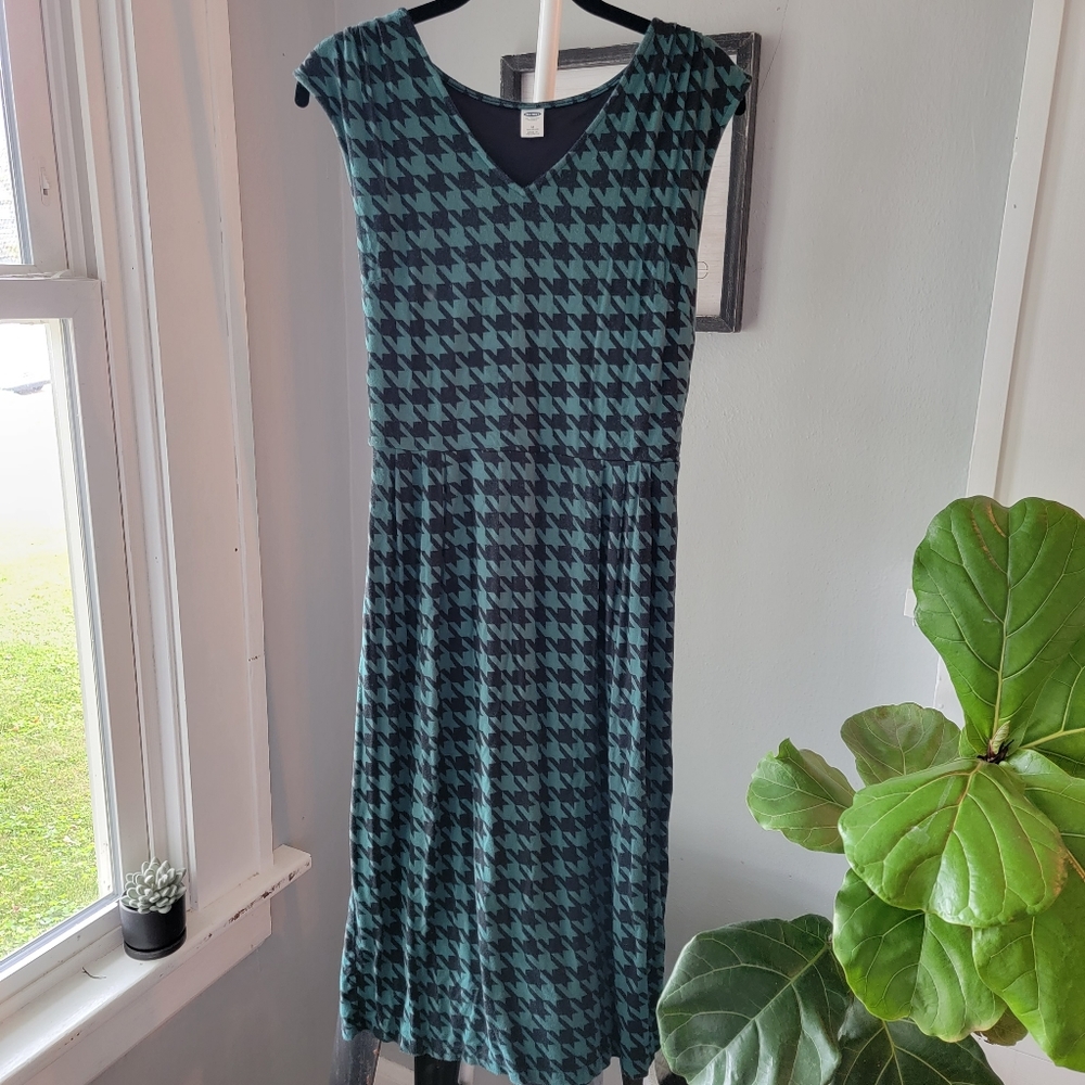 Green and black houndstooth stretch dress